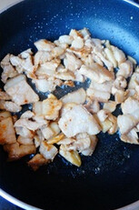 辣椒豆豉炒肉,冷锅下少量油煸香蒜，下腌好的猪肉，煸炒出油