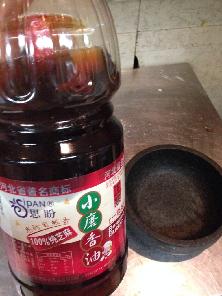 韩式石锅拌饭,石锅的锅底刷一层香油