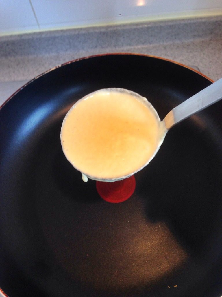松饼,找一个适当大小的勺子 将面粉糊倒在平底锅里 盖上锅盖小火闷两分钟