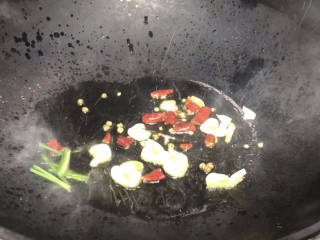 椒麻白菜,起锅热油，小火，爆香青花椒粒，再放入葱蒜和干红辣椒碎，炒出香辣味