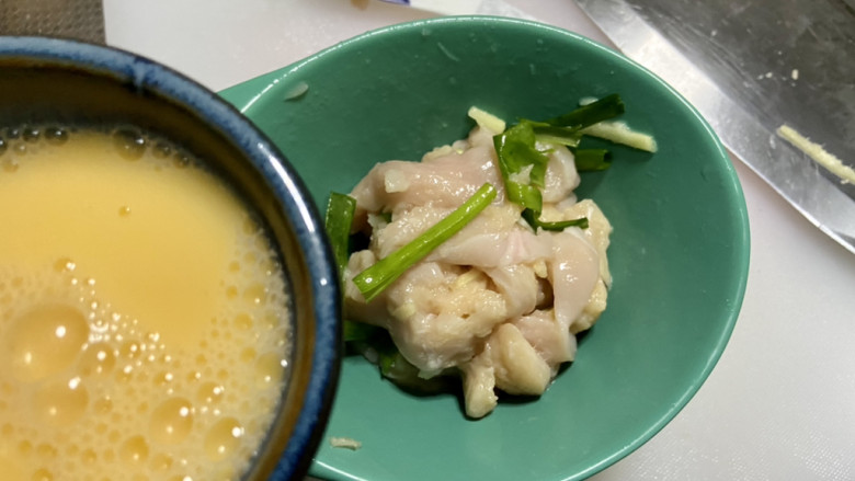 冬瓜瘦肉汤➕冬瓜香菇鸡肉汤,一个鸡蛋搅散，加入约一半鸡蛋液，抓拌均匀