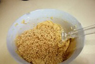 黄油花生饼干,分次加入低筋面粉，花生颗粒分别用橡皮刀翻拌均匀