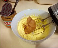 黄油花生饼干,分次加入蛋黄，两大勺花生酱，分别搅打均匀