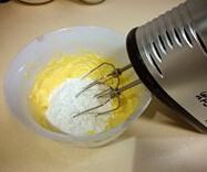 黄油花生饼干,黄油室温软化，加入盐及糖粉，用打蛋器打至顺滑状
