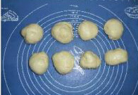奶油排包,把面团放回面包起启动发酵功能，发至2-2.5倍大后分割成八份，松驰10分钟