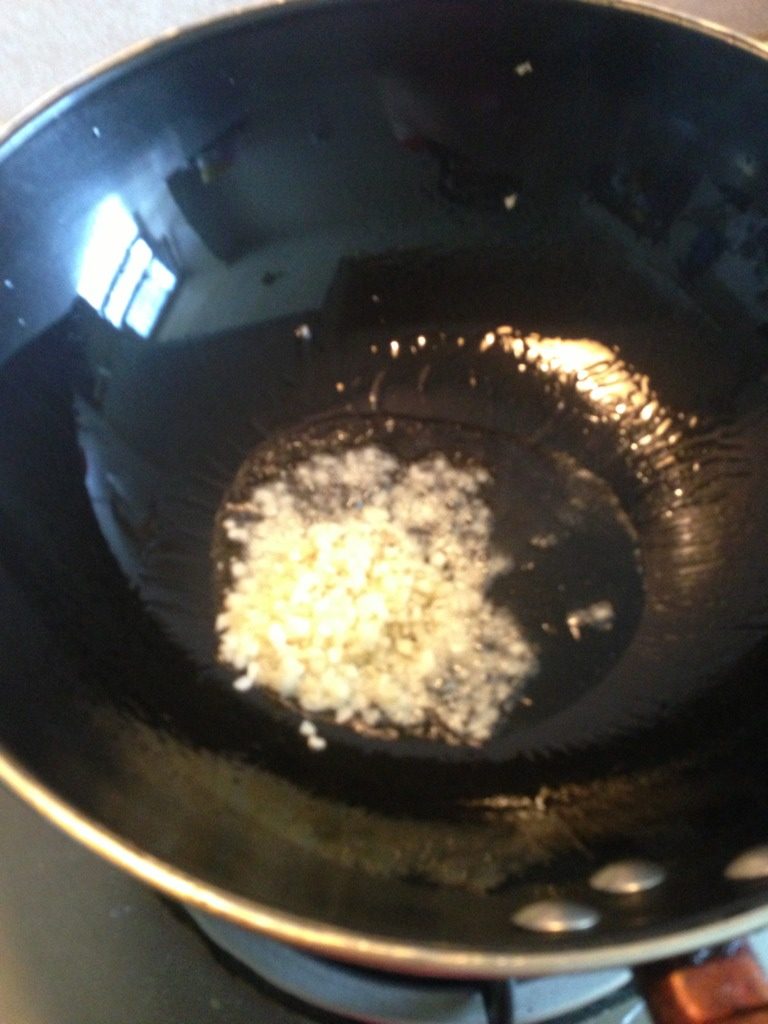 蒜茸粉丝蒸扇贝,蒜切末。热锅放油，热至六分，将蒜末爆香。炒至七分熟。