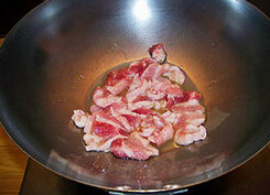 农家小炒肉,坐锅起油，冷油下五花肉片，迅速滑散，炒至五花肉片变色盛出待用