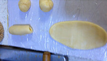 板栗酥饼,碗里倒入面粉，白糖，猪油和热水，搅拌成面团
