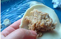 板栗酥饼,取一个卷好的剂子，用擀面杖擀成圆皮子，包入板栗泥，收口后压扁