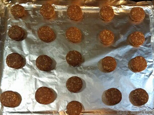 巧克力燕麦饼干,用汤匙挖取适量的混合物，用力揉捏成小饼状，放入烤盘
