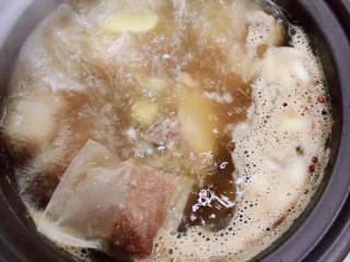 棒骨萝卜汤,放入料酒、蚝油、生抽、花椒粒，炖肉小料包。