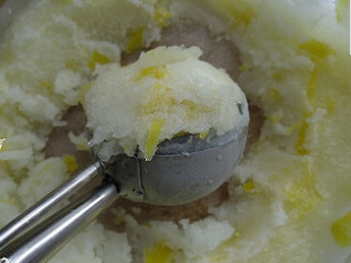 柠檬雪酪,冷冻约五个小时结冻即可，用挖球器挖出加点冰块雪碧
