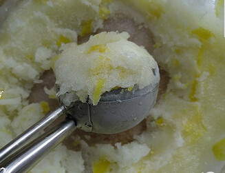 柠檬雪酪,冷冻约五个小时结冻即可，用挖球器挖出加点冰块雪碧