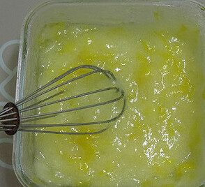 柠檬雪酪,倒入容器中，盖盖放冰箱冷冻，每隔1小时拿出搅拌几下，需要2-3次