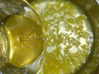柠檬雪酪,鱼胶粉用2勺水浸泡后，放微波炉转半分钟溶解，倒入步骤3中