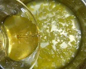 柠檬雪酪,鱼胶粉用2勺水浸泡后，放微波炉转半分钟溶解，倒入步骤3中