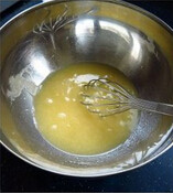 宫廷桃酥,将植物油、砂糖和打散的蛋液放入碗中混匀