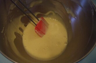 棒棒糖蛋糕,一次性筛入过筛的低筋面粉，搅拌至无干粉