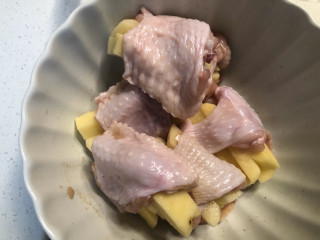网红土豆酿鸡翅,将切好的土豆塞进鸡翅中，稍有余份不用塞的太满。