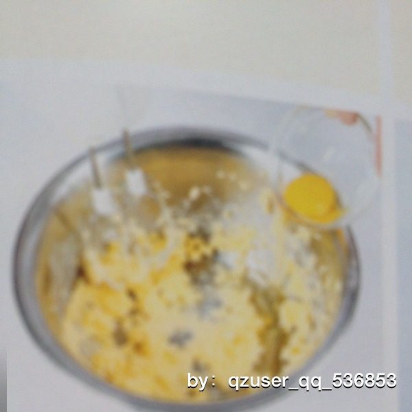 无花果杏仁派,分次加入全蛋搅拌均匀。