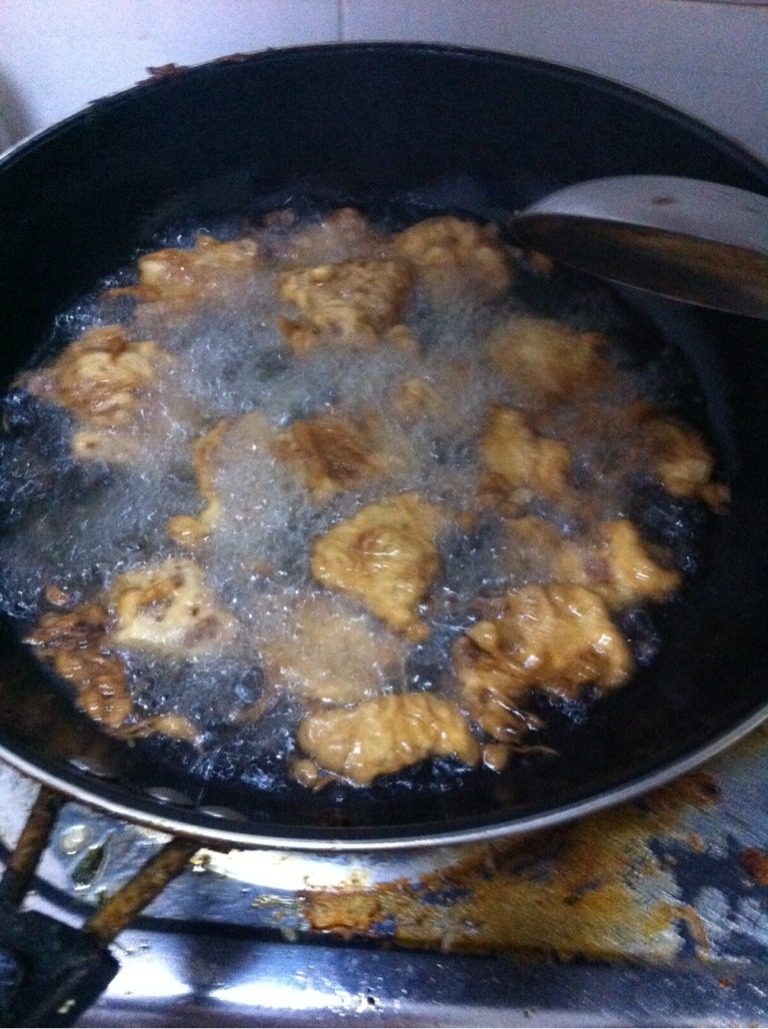 烩松肉,全部捞完以后，油温上来在回锅，回锅的酥。