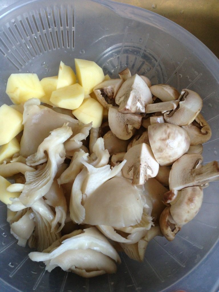 用电饭煲炖肉勾鸡,炖到半小时的时候加入土豆和蘑菇