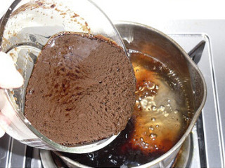 椰汁西米露凉粉,取100ml的冷水把50g的黑凉粉调成无核糊状，倒入1L煮沸的水中
