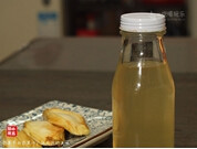 芒果干与芒果汁,静待7天，等所有的冰糖融化，将芒果汁滤出，将芒果汁密封，冰箱冷藏保存