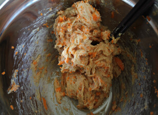 鲜虾鸡肉蛋卷,鲜虾鸡肉泥和胡萝卜碎一起搅拌均匀