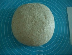 高纤维面包,松弛后的面团放在撒了高筋面粉的藤篮上，覆盖保鲜膜进行最后发酵