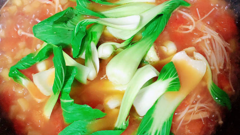 金针菇番茄汤,加入油菜翻拌均匀。