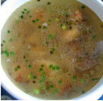 猪肉虾仁丸子汤,另起一锅，油锅爆香香葱，放入丸子，清水，水开后放入盐调味