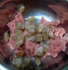 猪肉虾仁丸子汤,虾仁去壳去虾线洗净，切大块和猪肉馅混合