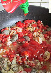 番茄大虾蛤蜊意面,再加入杏鲍菇，炒软后加进蛤蜊，番茄，虾肉，番茄酱，一起煮滚