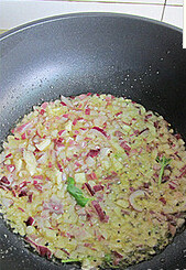 番茄大虾蛤蜊意面,不粘锅放少量黄油和橄榄油烧热，先下洋葱和蒜末炒香