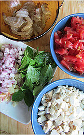 番茄大虾蛤蜊意面,洋葱切碎，杏鲍菇切丁，蒜也切末，番茄去皮切丁