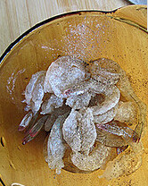 番茄大虾蛤蜊意面,明虾去头去肠泥去虾壳，留尾巴，再给虾开背，放进小碗里加盐和胡椒粉腌制片刻