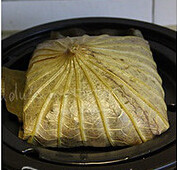荷叶鸡饭,拌匀的米饭放进荷叶上包好，放进蒸锅里隔水蒸20分钟左右即可