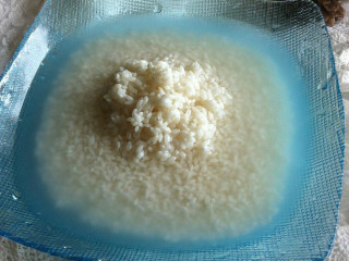 米浆糕,将450g大米洗净并浸泡一个晚上后与280ml水一起倒入榨汁机，花5分钟打细米浆