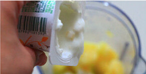酸奶西瓜雪泥,取出回温10分钟左右，放入料理机里，倒入酸奶打碎