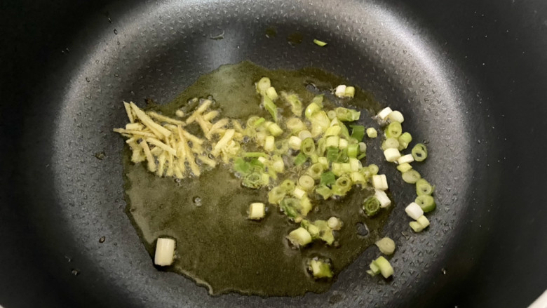 海鲜菇豆腐汤,开始烹饪：热锅冷油，下姜丝葱白小火煸香