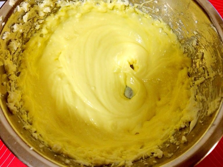 大理石纹芝士蛋糕,<a style='color:red;display:inline-block;' href='/shicai/ 48598'>奶油奶酪</a>切小块，隔水加热软化后，加入20克细砂糖，电动打蛋器搅拌至顺滑无颗粒。蛋清和蛋黄分开，蛋黄一个一个加入奶酪中，每次加入都搅拌均匀。

