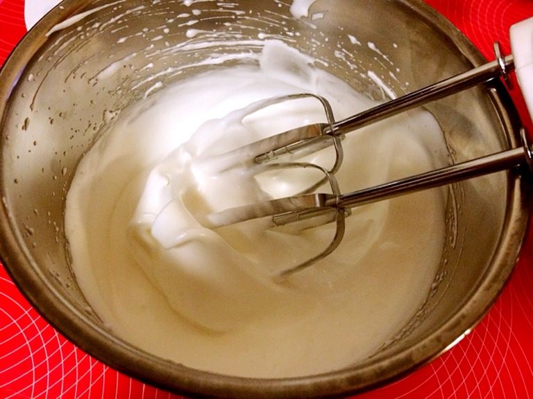 大理石纹芝士蛋糕,蛋清分三次加入砂糖，打至湿性发泡。抬起打蛋器可以拉出弯弯的尖角。

