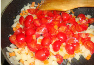 茄汁鲜虾意面,橄榄油把洋葱炒香，放胡萝卜炒一会儿，倒入圣女果炒软