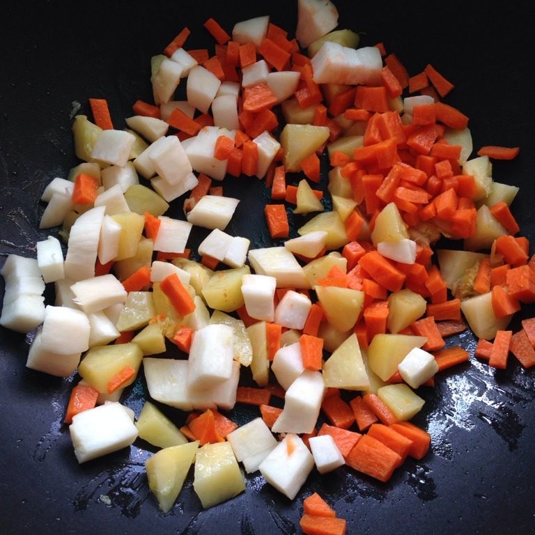 菌菇土豆焖燕麦饭,土豆翻炒至稍微出现透明状，加入杏鲍菇胡萝卜一起翻炒。