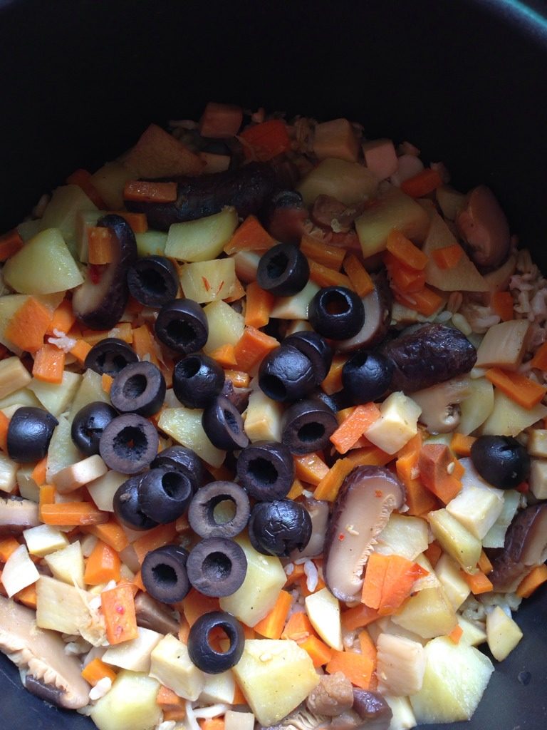 菌菇土豆焖燕麦饭,用饭勺翻匀，开吃～