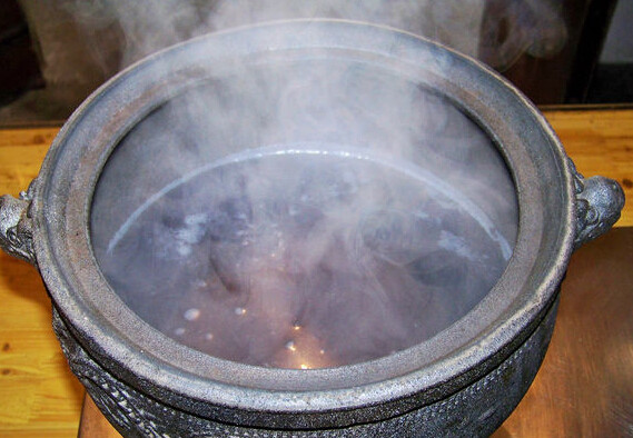 桂香紫薯杂粮羹,取4克金桂花放入大茶碗冲入80度热水，浸泡出香后将水泌入砂锅，重复冲泡5次，将所有茶水倒入砂锅，再将砂锅内的水加足，大火煮开