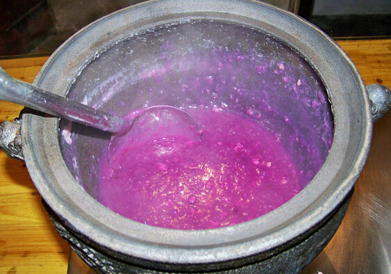 桂香紫薯杂粮羹,大米沥干水，倒入砂锅，大火煮沸，将紫薯倒入砂锅，大火煮沸，转中火，熬至水米交融