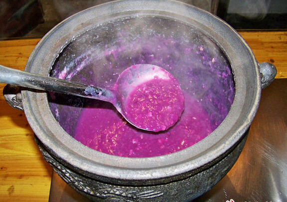 桂香紫薯杂粮羹,加入多晶冰糖，搅拌至多晶冰糖完全融化，搅拌均匀起锅，撒金剩余桂花，即可