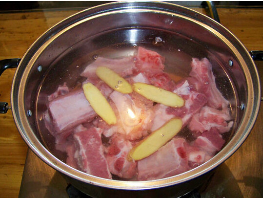 昆布杞子煲排骨,将排骨斩成排骨段，冷水下锅，加姜片、二锅头飞水去血水